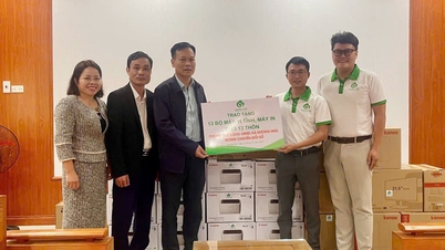 Tặng máy vi tính phục vụ công tác chuyển đổi số ở cơ sở tại xã Dương Hưu