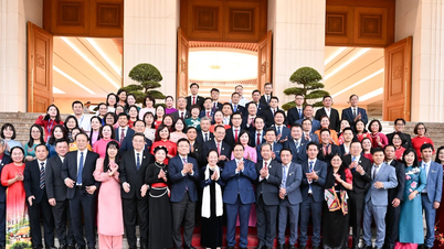 [Foto] Perdana Menteri Pham Minh Chinh bertemu dengan wakil guru cemerlang