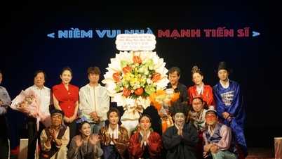 کوریائی فنکار لوک کامیڈی پیش کرتے ہیں، ہو چی منہ شہر میں سامعین اور فنکار لطف اندوز ہوتے ہیں۔