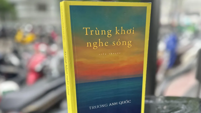 ສຽງ​ຄື້ນ​ໃນ​ກາງ​ມະ​ຫາ​ສະ​ຫມຸດ​