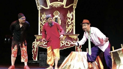 レー・クイ・ドゥオン監督は実験演劇祭のオープニングに『背中を曲げた老人を運ぶ』を上演した。