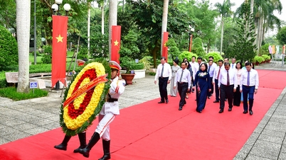 La vice-présidente Vo Thi Anh Xuan visite le temple du président Ho Chi Minh