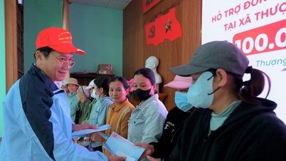 A Universidade Nam Can Tho e o Hospital Nam Can Tho apoiaram a população de Da Nang com 500 milhões de VND para ajudar a superar as consequências das inundações.