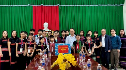 Der stellvertretende Sekretär des Stadtparteikomitees, Nguyen Dinh Vinh, besucht Schulen in Bergregionen.