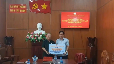 คณะกรรมการแนวร่วมปิตุภูมิเวียดนามจังหวัดเตยนิญเยี่ยมเยียนและให้การสนับสนุนผู้คนที่ได้รับผลกระทบจากพายุและอุทกภัยในตำบลเฮาถัน