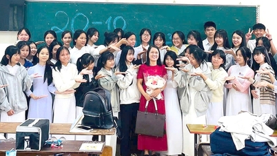 Profesorii fac tot posibilul să cerșească burse, haine și biciclete vechi pentru elevii săraci.