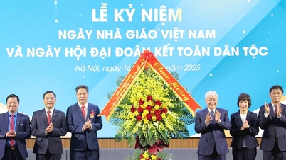 អនុប្រធានអចិន្ត្រៃយ៍រដ្ឋសភាលោក Do Van Chien បានចូលរួមពិធីអបអរសាទរទិវាគ្រូបង្រៀនវៀតណាម និងទិវាសាមគ្គីភាពដ៏អស្ចារ្យនៅបណ្ឌិត្យសភាហិរញ្ញវត្ថុ