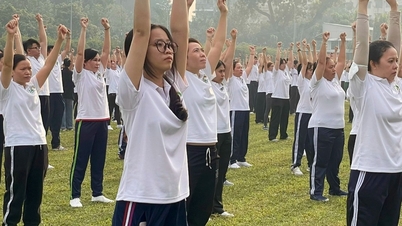 Tysiące ludzi ćwiczy jogę od wczesnego ranka w Ho Chi Minh City