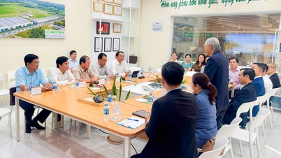 Working delegation of Vinh Long Provincial People's Committee worked at Duy Tan Recycling Company