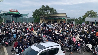 មនុស្ស​ជា​ច្រើន​ជួរ​រង់ចាំ​ទិញ​សំបុត្រ​ចូល​ឧទ្យានជាតិ Ba Vi