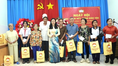 Dia Nacional da Grande Unidade no Grupo Residencial 5, Hoa Nam