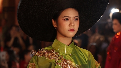 ការសម្តែង Ao Dai នៅសង្កាត់ចាស់ ទីក្រុងហាណូយ