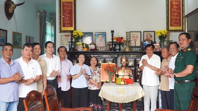 ប្រគល់រូបសំណាកអនុស្សាវរីយ៍សំរិទ្ធដល់គ្រួសារសមមិត្ត Nguyen Van Trung