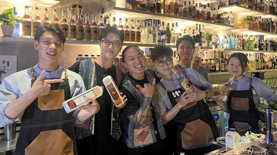 លក់​ស្រា​ក្រឡុក​ដើម្បី​រៃអង្គាស​ប្រាក់​បរិច្ចាគ​កុំព្យូទ័រ​ដល់​សាលា​នៅ​តំបន់​ភ្នំ