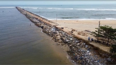 El rompeolas quedó devastado por la tormenta, y los barcos de pesca no se atrevieron a entrar ni a salir del estuario.