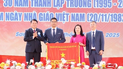 Празднование 30-летия основания специализированной средней школы Сон Ла