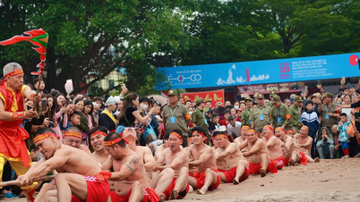 쩐부 사원에서 9개의 전형적인 줄다리기 팀이 교류합니다.