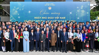 [عکس] رفیق دو وان چین در جشن روز معلم ویتنام در آکادمی مالی شرکت کرد