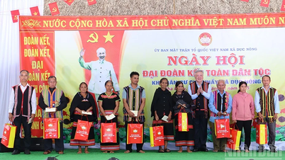 ឧបនាយករដ្ឋមន្ត្រីអចិន្ត្រៃយ៍លោក Nguyen Hoa Binh បានចូលរួមទិវាឯកភាពជាតិដ៏អស្ចារ្យនៅឃុំព្រំដែន Duc Nong។