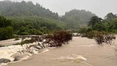 Xã Trung Khánh Vĩnh cảnh báo người dân không đi qua cầu tràn thôn Ba Cẳng do nước chảy xiết