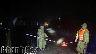 Władze gminy Tay Khanh Son ostrzegają mieszkańców, aby nie przechodzili przez przelewy ze względu na wysoki poziom wody i głębokie zalania.