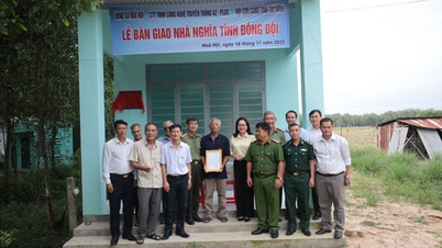 ตำรวจจังหวัดไตนิญมอบบ้านพักเพื่อแสดงน้ำใจร่วมกับสหายในตำบลหว่าหอย