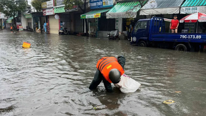 Khanh Hoa: Officers and soldiers brave the rain to support people in coping with floods