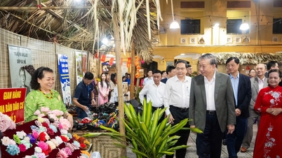 Genel Sekreter To Lam ve Ulusal Meclis Başkanı Tran Thanh Man, Hanoi'nin Ba Dinh semtinde düzenlenen Büyük Birlik Günü'ne katıldı