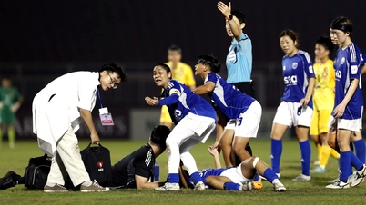 Nữ cầu thủ Singapore đổ gục, phải cấp cứu ngay trên sân Thống Nhất