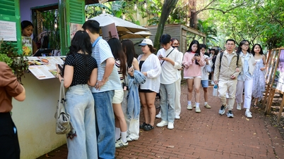 ຮ້ານ​ເຂົ້າ​ໜຽວ​ທີ່​ດຶງ​ດູດ​ໃຈ​ຢູ່​ກາງ 'ປ່າ' ໃນ​ນະ​ຄອນ​ໂຮ່​ຈິ​ມິນ, ໄວ​ໜຸ່ມ​ຕໍ່​ລອງ​ຫຼາຍ​ຊົ່ວ​ໂມງ​ເພື່ອ​ລອງ