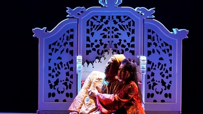 A história de amor da Rainha Duong Van Nga no palco