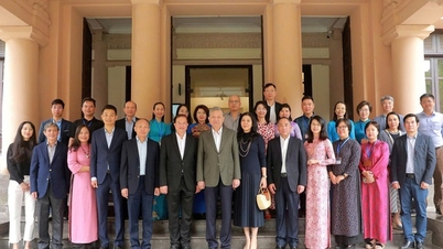 Ο Γενικός Γραμματέας To Lam και η σύζυγός του επισκέπτονται το Μουσείο Καλών Τεχνών του Βιετνάμ