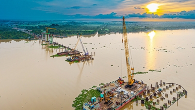 La forme du pont à haubans, d'une valeur de plus de 3 900 milliards de VND, enjambant le fleuve Hau et reliant Can Tho à Vinh Long.