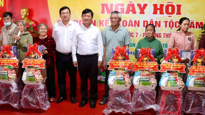 당 및 국회 지도자들이 하노이 바딘구에서 열린 국가대통합의 날 행사에 참석했습니다.