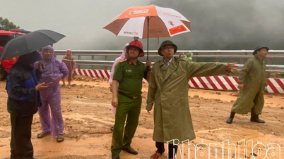 Naib Pengerusi Jawatankuasa Rakyat Wilayah Nguyen Thanh Ha memeriksa tanah runtuh di Khanh Le Pass