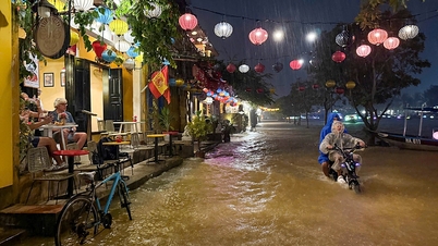 Flommene stiger igjen om natten i den gamle byen Hoi An