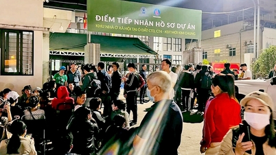 Hanoï : Des gens passent des nuits blanches à attendre pour déposer une demande d'achat de logement social dans le cadre du projet CT3 Kim Chung.