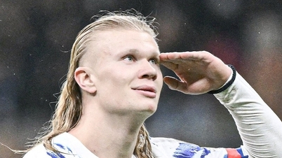 Haaland ghi 2 bàn trong 1 phút, ngạo nghễ trước Mbappe