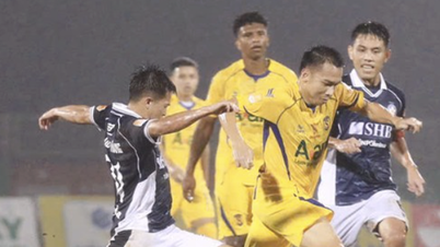 SLNA dělá řadu chyb a dostává červené karty: Da Nang utrpěl bolestivou porážku proti nejspodnějšímu týmu V-League a postoupil do čtvrtfinále.