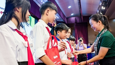 70 ທຶນ​ການ​ສຶກ​ສາ​ຂອງ​ຫນັງ​ສື​ພິມ Tuoi Tre ແລະ​ສິ່ງ​ພິມ Muc Tim ແບ່ງ​ປັນ​ກັບ​ນັກ​ສຶກ​ສາ Gia Lai ຫຼັງ​ຈາກ​ພະ​ຍຸ