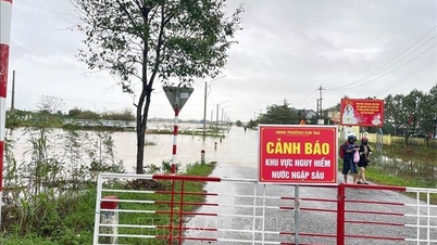 Hue: Kraftigt regn orsakar översvämningar och jordskred på många trafikleder