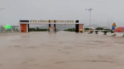 خان هوا: غمرت المياه المنطقة الصناعية بشكل كبير، وجسر جرفته المياه