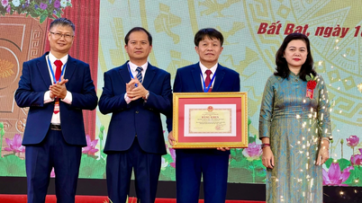 Ανόι: Το Λύκειο Μπατ Μπατ έλαβε Πιστοποιητικό Αξίας από το Υπουργείο Παιδείας και Κατάρτισης με την ευκαιρία της 60ής επετείου του.