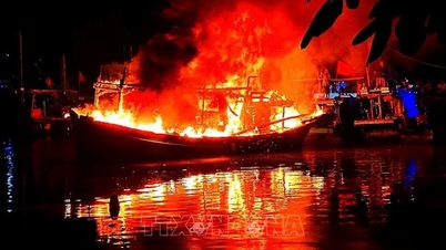 Grenswachten helpen mensen bij het onder controle krijgen van de brand op de vissersboot