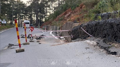 Quang Ngai: Zware regen, rotsen en aarde 'vullen' de Eo Chim Pass