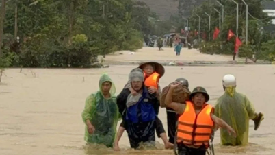 Ντακ Λακ: Οι έντονες βροχοπτώσεις προκαλούν πλημμύρες και κατολισθήσεις σε πολλά μέρη, δεκάδες νοικοκυριά αναγκάζονται να εκκενωθούν