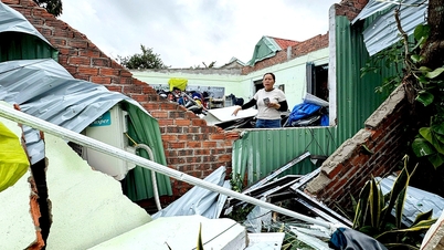 Tornado di Da Nang berlangsung selama beberapa puluh detik: Atap beterbangan di mana-mana, orang-orang bersembunyi di bawah meja biliar untuk bersembunyi.