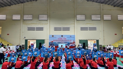 បញ្ជាការដ្ឋានឆ្មាំសមុទ្រតំបន់២ បានសម្របសម្រួលរៀបចំការប្រលង “ខ្ញុំស្រលាញ់សមុទ្រ និងកោះរបស់មាតុភូមិ” នៅឃុំ Nui Thanh ទីក្រុង Da Nang។