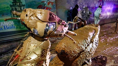 המשטרה מחפשת אחר מכונית ששפכה בוץ על הכביש, וגרמה לנפילות של נהגים רבים בהאנוי.