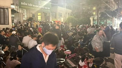 Hanoï : Les gens attendent toute la nuit pour déposer leurs demandes d'achat de logements sociaux